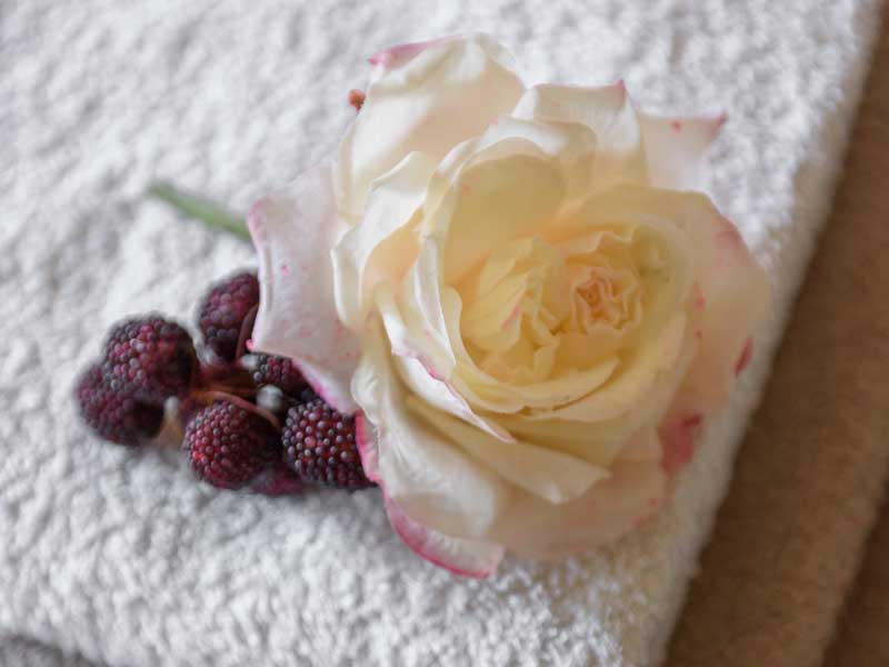 Handtücher in unserem Wellnessbereich mit Rosenblüte und Beeren