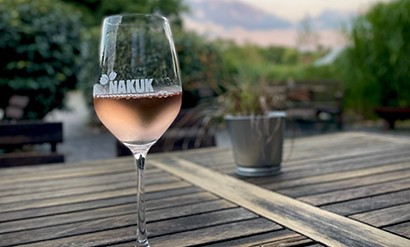 Ein Glas Roséwein auf der Terrasse genießen